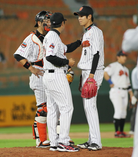 호투한 홍성민 선수가 마운드를 내려오고있다.